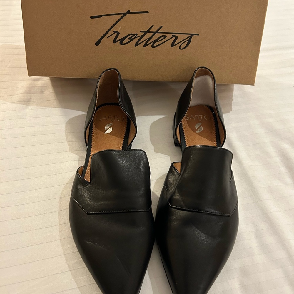 Trotters Black Leather Flats